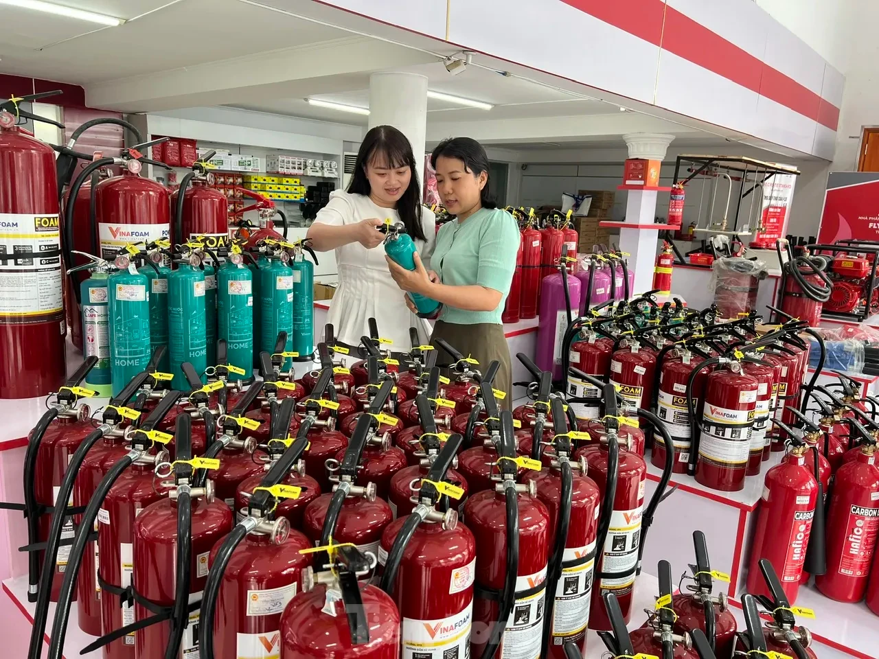 Thang dây, bình xịt, mặt nạ đắt hàng ở TPHCM: Cẩn trọng khi mua ảnh 1