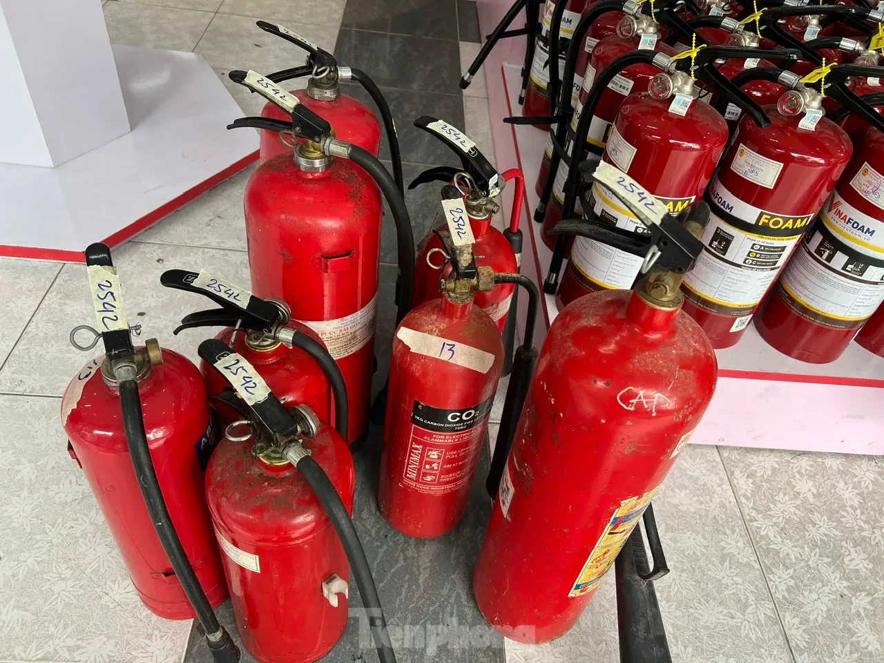 Thang dây, bình xịt, mặt nạ đắt hàng ở TPHCM: Cẩn trọng khi mua ảnh 4