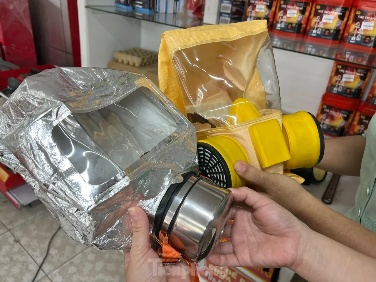 Thang dây, bình xịt, mặt nạ đắt hàng ở TPHCM: Cẩn trọng khi mua ảnh 2