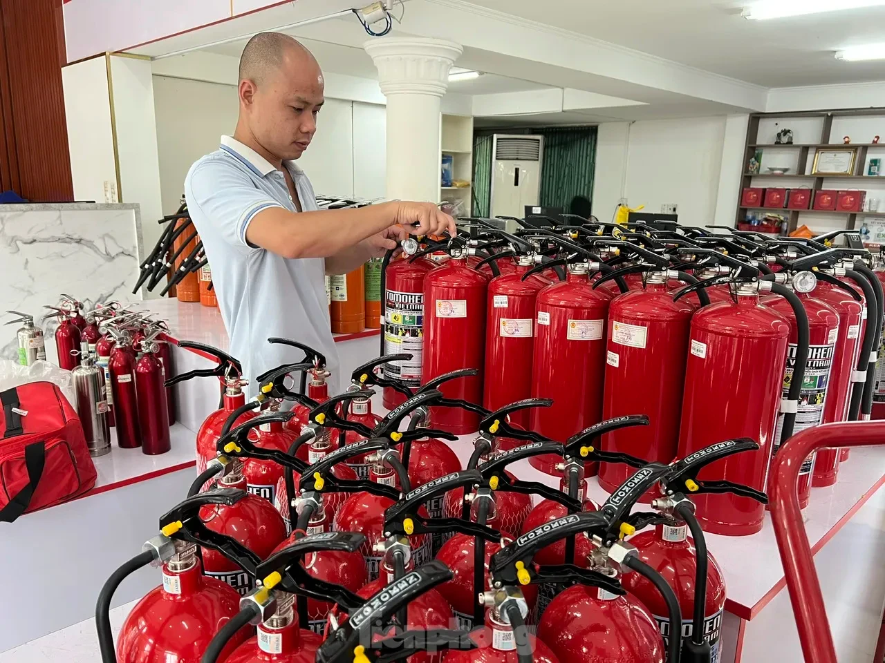 Thang dây, bình xịt, mặt nạ đắt hàng ở TPHCM: Cẩn trọng khi mua ảnh 6