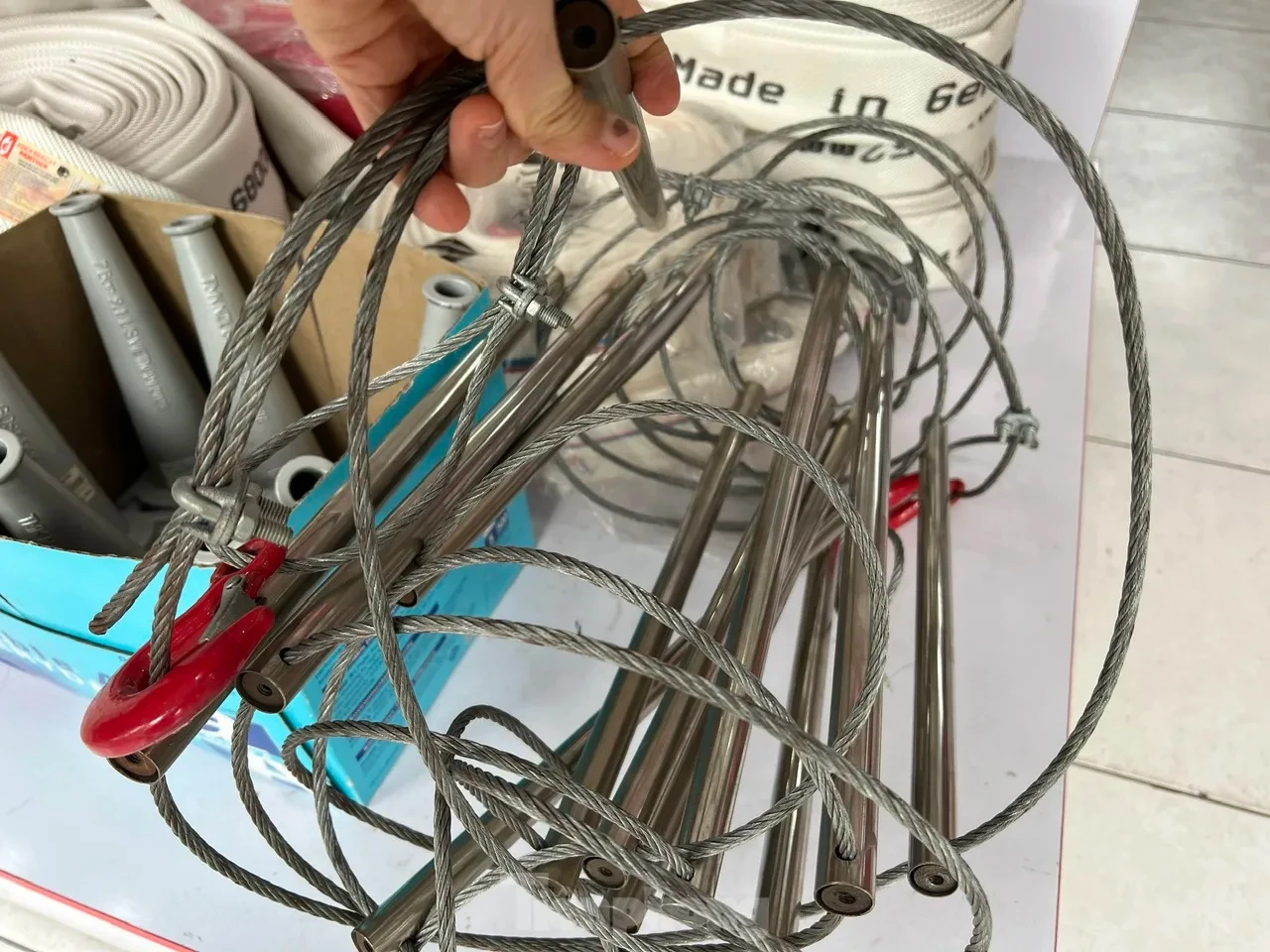 Thang dây, bình xịt, mặt nạ đắt hàng ở TPHCM: Cẩn trọng khi mua ảnh 3