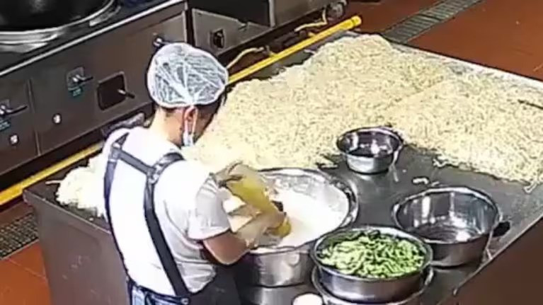 Phát hiện đồ ăn ở trường mẫu giáo có hàm lượng chì cao gấp 2.000 lần ngưỡng cho phép: 200 trẻ bị ngộ độc, bắt giữ 8 người - ảnh 2