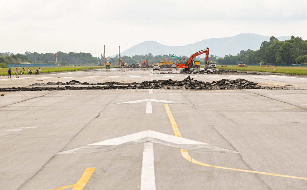 Huy động hàng trăm công nhân, máy móc làm việc 'ba ca bốn kíp' gấp rút nâng cấp sân bay quốc tế nghìn tỷ trong 6 tháng cuối năm - ảnh 3