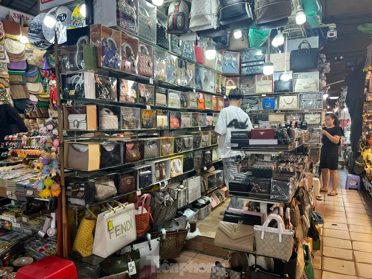 Cửa khép, hàng ra sau tấm ảnh: Mua bán kiểu 'chỉ có ở Saigon Square' ảnh 9