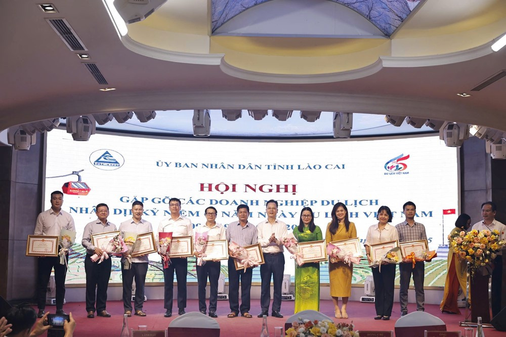YeaH1 đón tin mừng, dàn cast chương trình hot bậc nhất hiện tại vừa được Sở Văn hóa, Thể thao và Du lịch trao giấy khen - ảnh 3