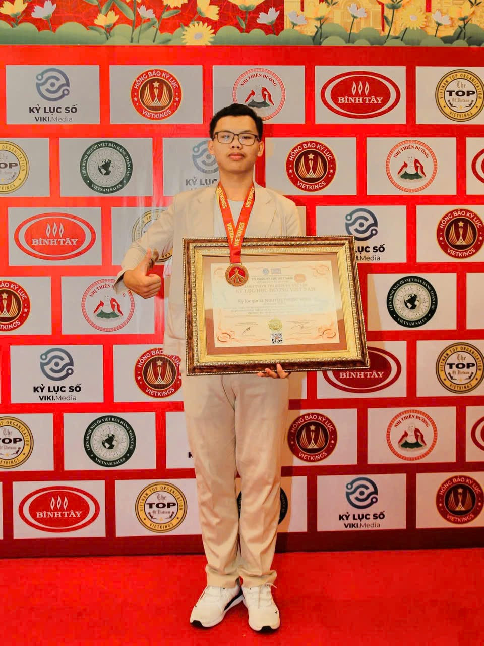 'Thần đồng' ghi nhớ 1.000 mốc lịch sử trong 20 phút, khiến MC Lại Văn Sâm thán phục, lập kỷ lục hiếm có - ảnh 2
