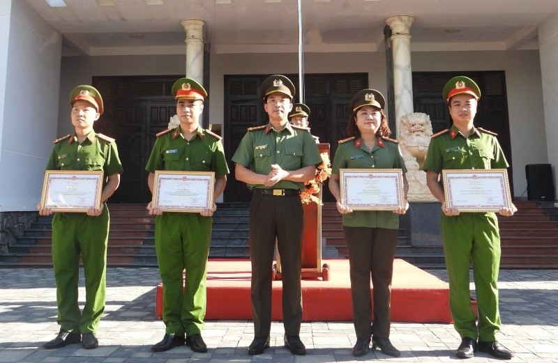 Bộ Công an khen thưởng 2 cán bộ - ảnh 1