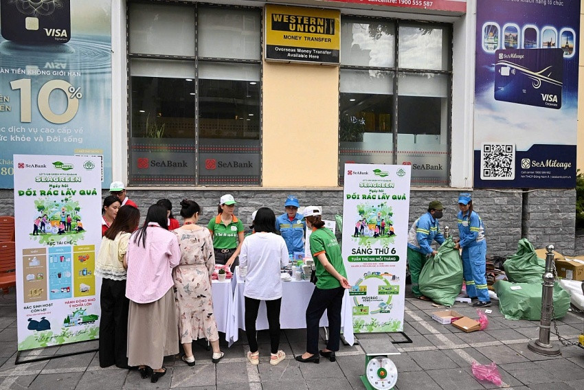 SeABank tổ chức 'Ngày hội đổi rác lấy quà' - Lan tỏa lối sống xanh vì Hà Nội sạch đẹp