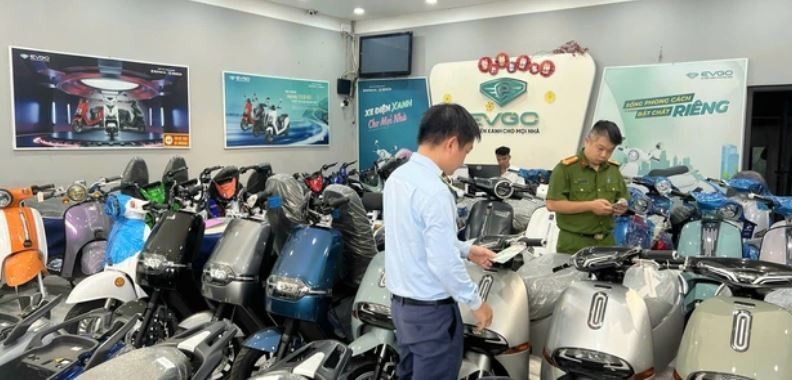 Kiểm tra cửa hàng xe điện Trung Hiếu, bắt tạm giam 3 người