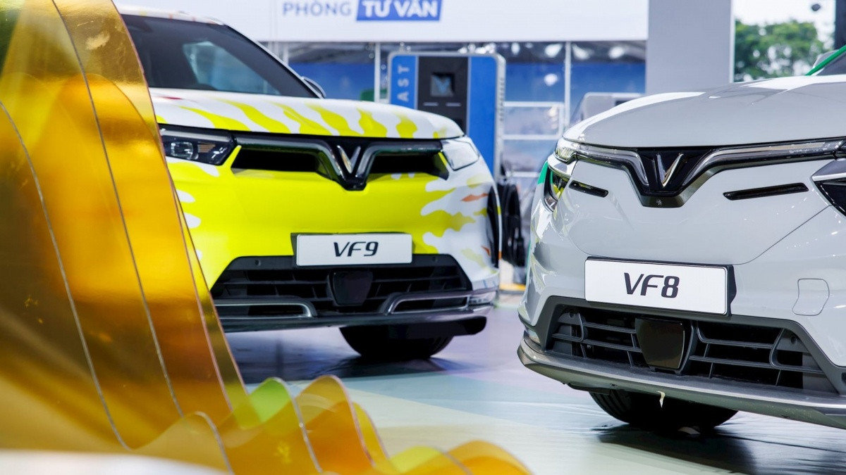 Tỷ phú Phạm Nhật Vượng mang loạt xe điện từ VF 3 tới VF 9 tới SVĐ Mỹ Đình để người dân thoải mái… đổi, hỗ trợ tối đa lên tới gần 240 triệu đồng