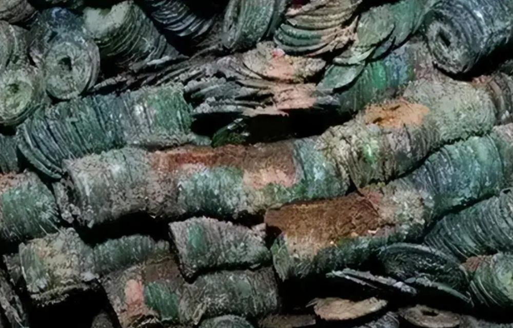 Tìm thấy ‘ngân hàng dưới lòng đất’ chứa gần nửa tấn tiền cổ, trị giá hơn 340 tỷ đồng - ảnh 6