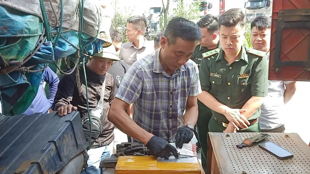 Tịch thu 235kg bạc tinh khiết giấu trong xe đầu kéo để tuồn lậu qua biên giới: Một người Trung Quốc bị bắt, triệu tập 5 người Việt liên quan - ảnh 2