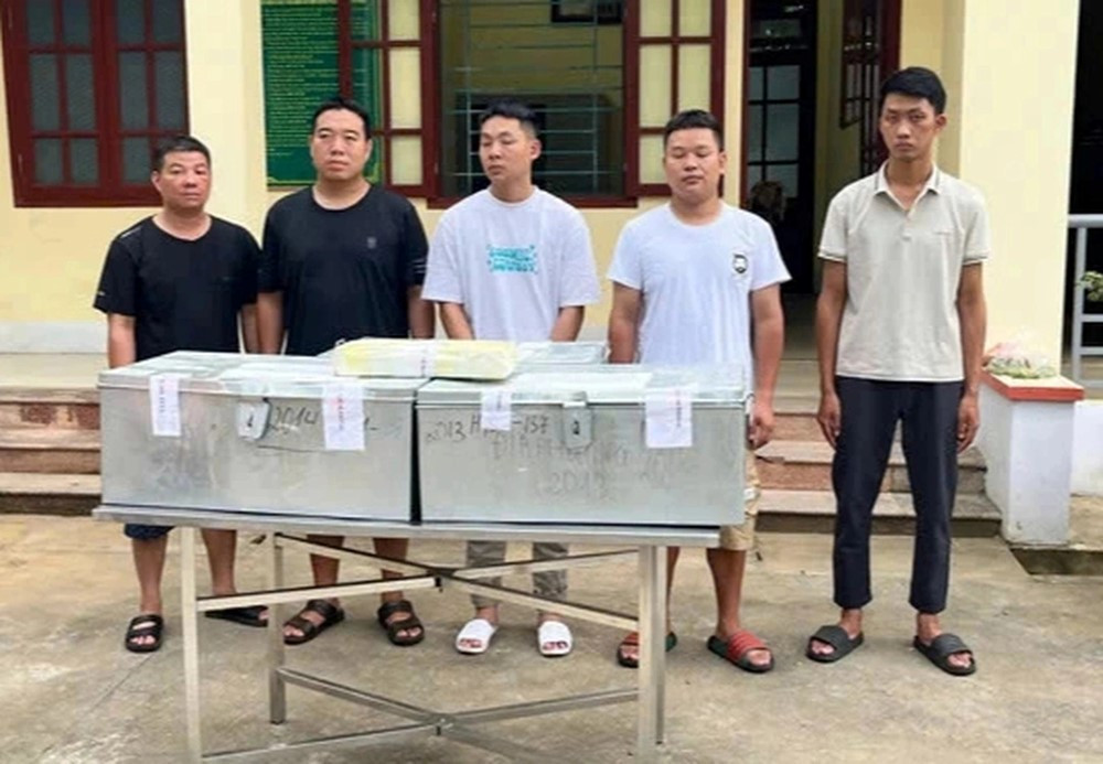 Tịch thu 235kg bạc tinh khiết giấu trong xe đầu kéo để tuồn lậu qua biên giới: Một người Trung Quốc bị bắt, triệu tập 5 người Việt liên quan - ảnh 1
