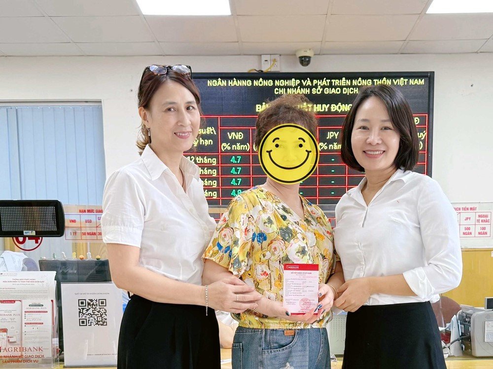 Chị D. đến ngân hàng rút hết tiền tiết kiệm, nhân viên Agribank lập tức ngăn lại, trình báo công an vào cuộc - ảnh 1