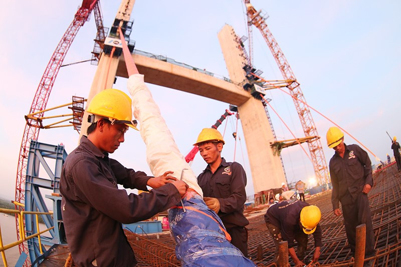 Huy động 2.000 công nhân cùng công nghệ hàng đầu, Việt Nam xây dựng cầu dây văng 7.300 tỷ lớn bậc nhất cả nước, lập kỷ lục thế giới - ảnh 3