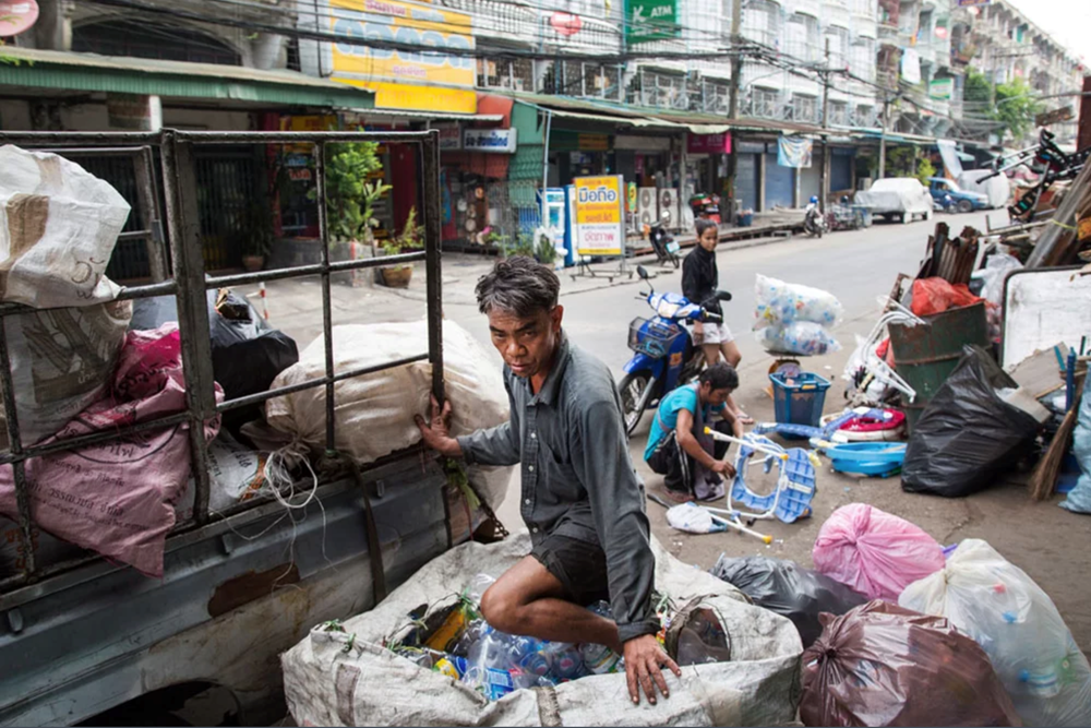 Nền kinh tế lớn thứ 2 Đông Nam Á lung lay: Người dân chật vật vì lương đứng im 2 năm qua nhưng giá cả tăng vùn vụt - ảnh 2