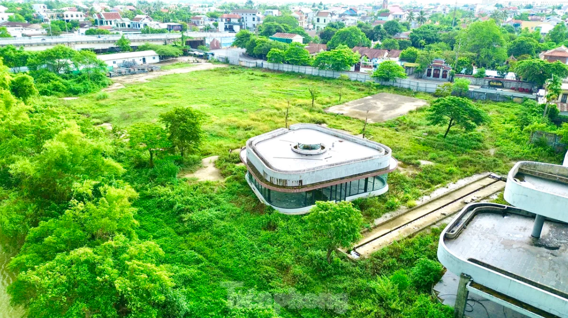 Tổ hợp thương mại dịch vụ hơn 200 tỷ nằm bên bờ 'trái tim' thành phố ít dân nhất Việt Nam vẫn án binh bất động sau nhiều năm- Ảnh 1. Tổ hợp thương mại dịch vụ hơn 200 tỷ nằm bên bờ 'trái tim' thành phố ít dân nhất Việt Nam vẫn án binh bất động sau nhiều năm- Ảnh 1.