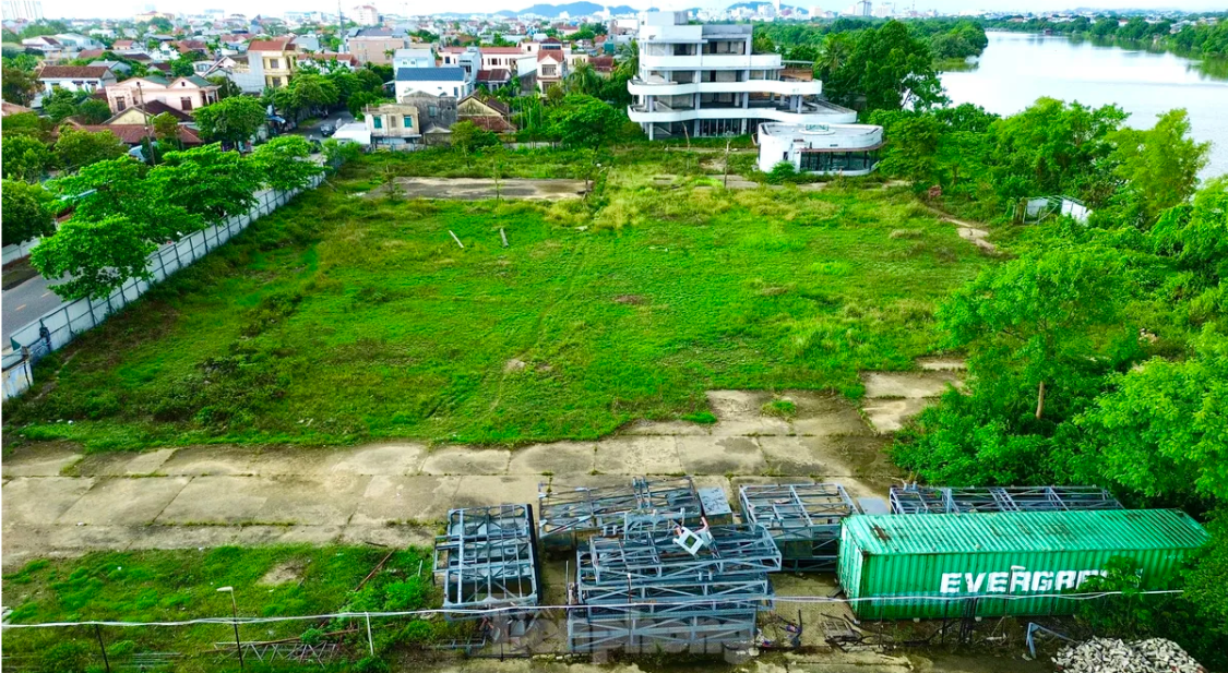 Tổ hợp thương mại dịch vụ hơn 200 tỷ nằm bên bờ 'trái tim' thành phố ít dân nhất Việt Nam vẫn án binh bất động sau nhiều năm- Ảnh 3. Tổ hợp thương mại dịch vụ hơn 200 tỷ nằm bên bờ 'trái tim' thành phố ít dân nhất Việt Nam vẫn án binh bất động sau nhiều năm- Ảnh 3.