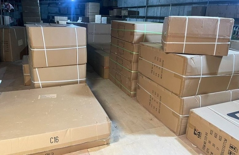 Cảnh sát theo dõi căn hộ cao cấp suốt 7 ngày, bắt giữ cặp vợ chồng ‘trùm livestream’: Giá trị lên tới hàng trăm triệu đồng, với 1.400 món hàng nhái