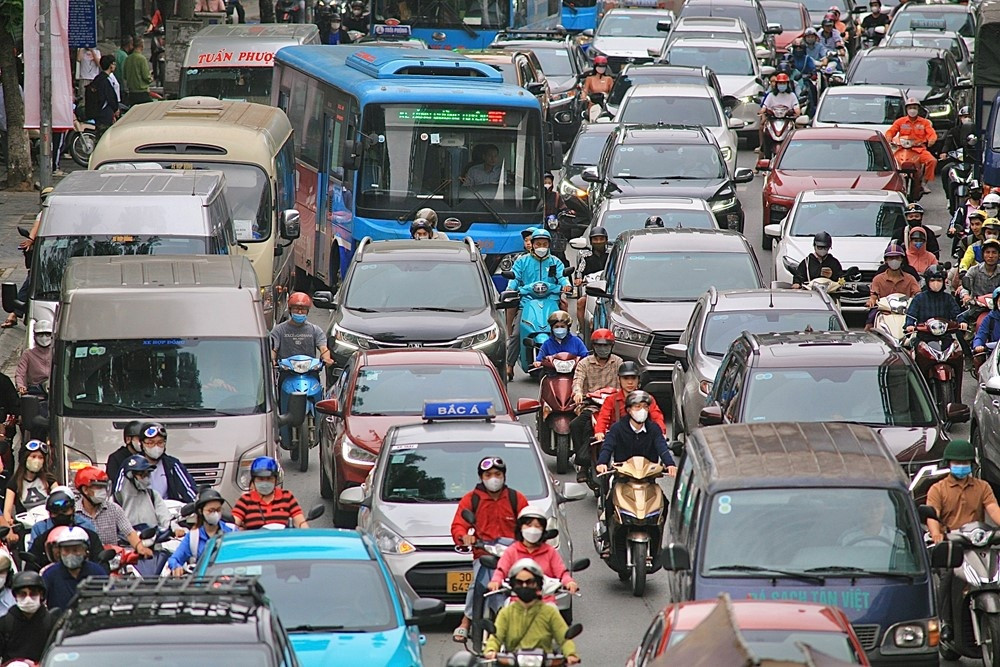 Hà Nội hạn chế ô tô cá nhân chạy bằng xăng trong Vành đai 1 và 2 từ 2028