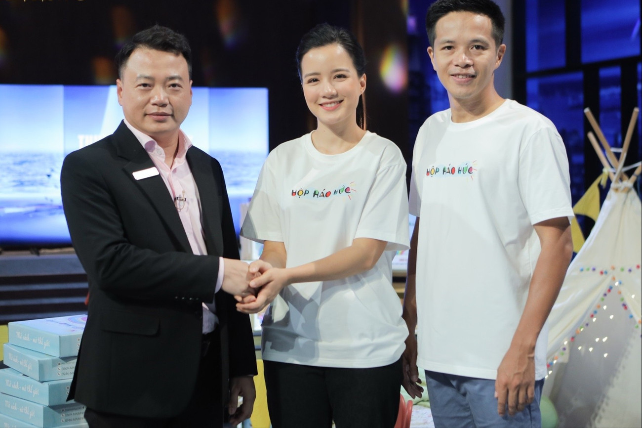 MC Minh Trang và chồng (ngoài cùng bên phải) gọi vốn thành công ở Shark Tank Việt Nam. 968a2251-1658111058433672824099-9792.jpg