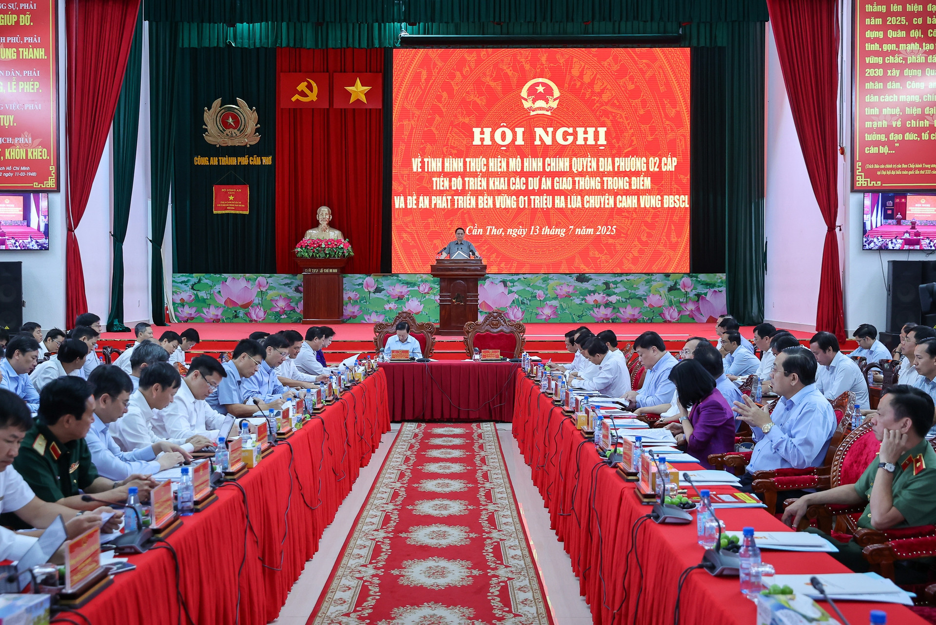 Thủ tướng chủ trì hội nghị với ĐBSCL về 3 nội dung quan trọng- Ảnh 2. Thủ tướng chủ trì hội nghị với ĐBSCL về 3 nội dung quan trọng- Ảnh 2.