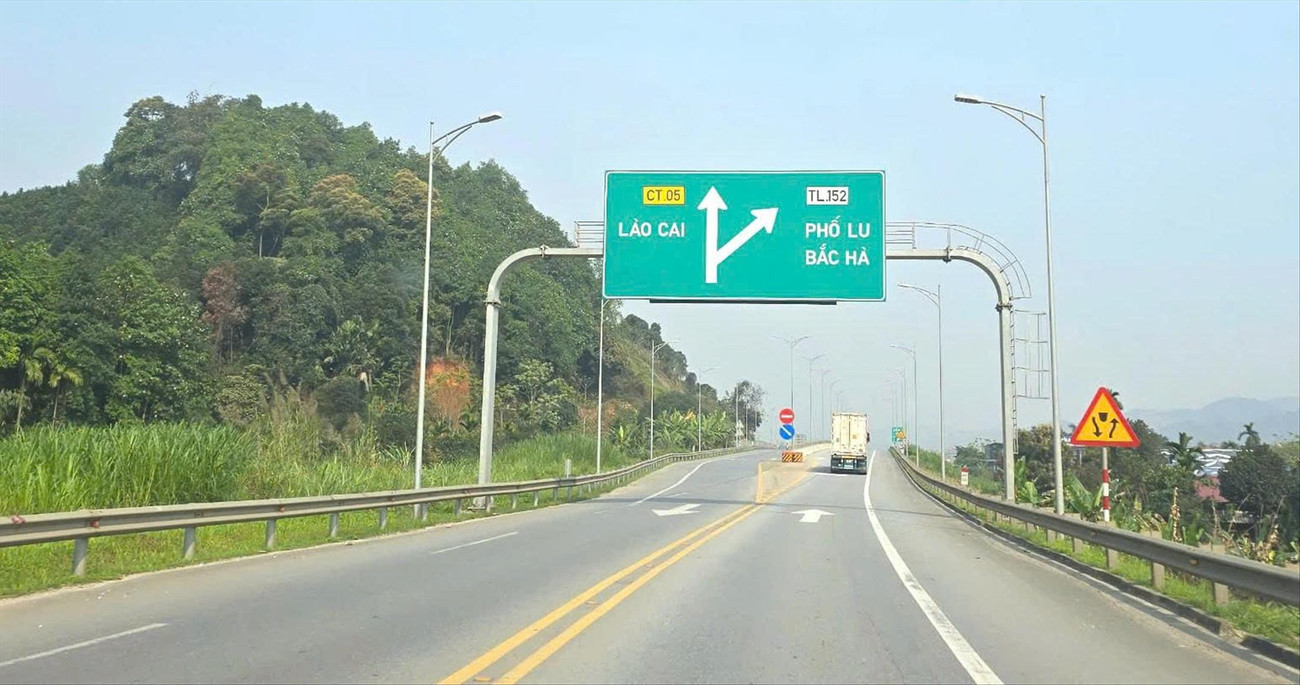 Việc thay đổi các biển chỉ dẫn vào các thành phố, thị xã, trung tâm huyện đang gặp nhiều khó khăn về thực tế lẫn căn cứ pháp lý. Ảnh: Đức Anh 2-1778.jpg