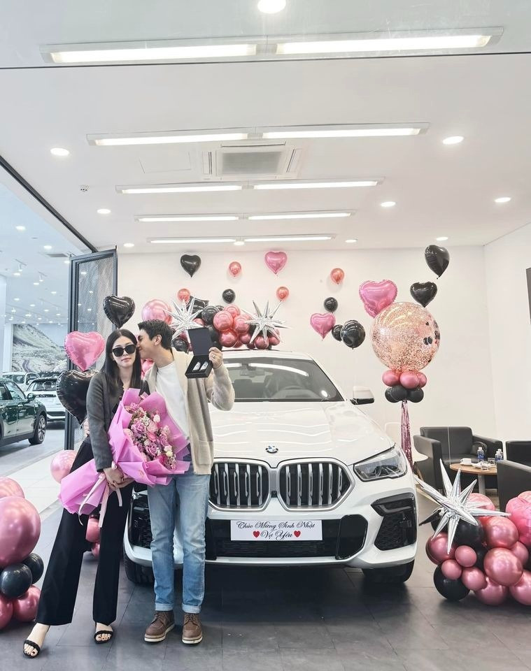 Đã có Mercedes-Benz C 250 và BMW X5, diễn viên Bình An vẫn ‘chốt đơn’ Ford Everest và lập tức làm điều đặc biệt sau khi nhận xe