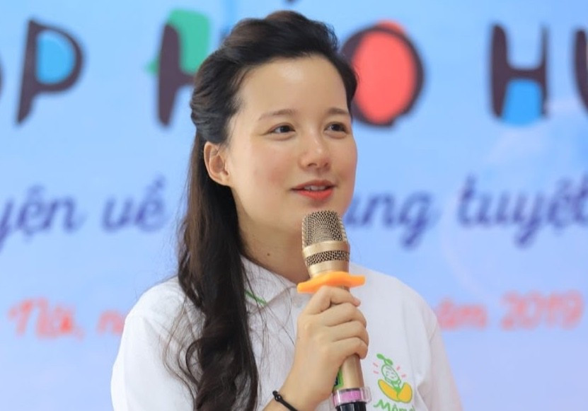 MC Minh Trang càng giải thích càng bị chỉ trích. mc-minh-trang-me-tre-sieu-nhan-va-chiec-hop-hao-huc-minh-trang-1558343543-width1000height1313-6388.jpg
