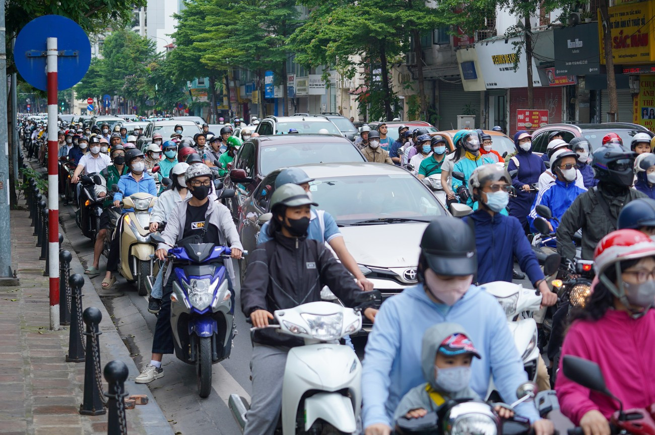 Nếu muốn giảm bớt số lượng xe xăng tại nội đô, Hà Nội cần phát triển hệ thống giao thông công cộng xanh như tàu điện, metro, xe buýt điện... Ảnh: Đức Nguyễn. kimma-10-886-5666.jpg