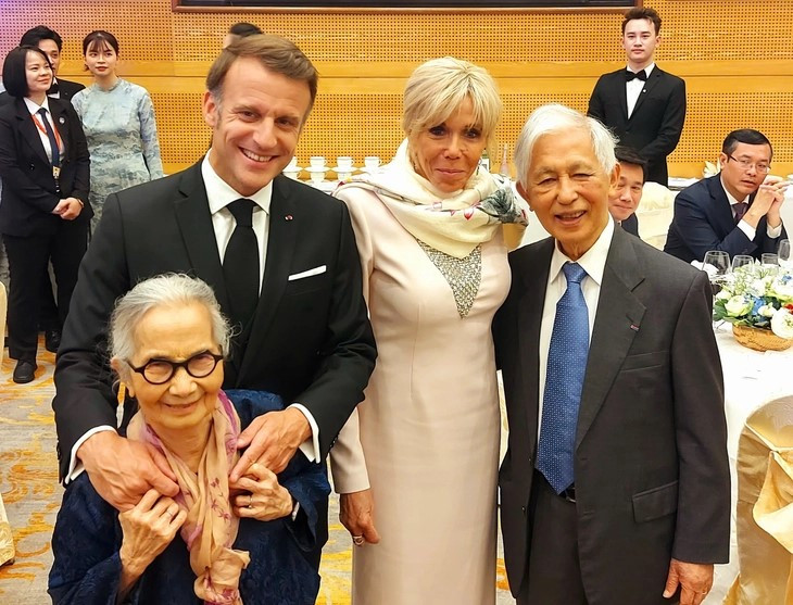 Hai vợ chồng giáo sư Việt Nam vừa được Tổng thống Emmanuel Macron thăng cấp huân chương cao quý bậc nhất nước Pháp - ảnh 1
