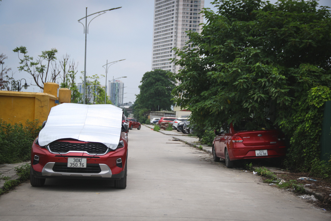 Công viên bị hàng quán, xe cộ bủa vây.