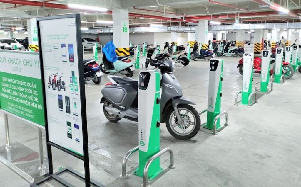 Việt Nam sẽ cần tới 0,8 triệu thiết bị sạc và 2 triệu pin vào năm 2030. Ảnh: VF. ha-noi-cam-xe-may-xang-tu-vanh-dai-1-mo-ra-tiem-nang-ve-thiet-bi-sac-va-pin-xe-dien-3.jpg