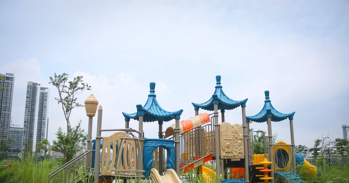 Cỏ mọc ngập đầu, rác thải khắp nơi trong dự án công viên 744 tỷ đồng tại Hà Nội