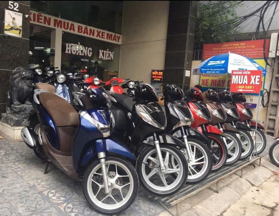 Dàn xe máy cũ được chủ các cửa hàng trưng bày. xe-sua.jpg