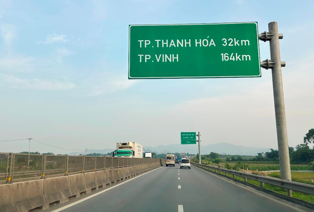 Với đoạn cao tốc từ Thanh Hóa đi Nghệ An, là sự tồn tại của một số biển bảo chỉ đi tên các địa danh TP.Thanh Hóa, TP.Vinh không còn tồn tại. 7.jpg