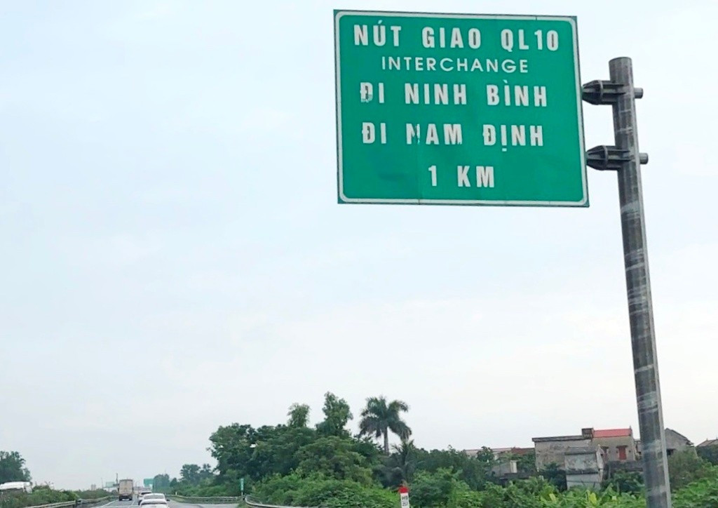 Tên các địa danh không còn tồn tại, các biển báo này còn bị mờ, bong tróc, xuống cấp. 3.jpg