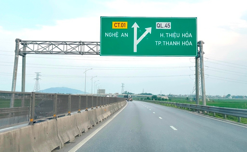 Trên cao tốc đoạn qua Ninh Bình - Thanh Hóa, là hàng loạt biển báo chỉ đi về các huyện, thành phố của tỉnh Thanh Hóa đã không còn tên gọi như H.Thiệu Hóa, TP.Thanh Hóa... 6.jpg