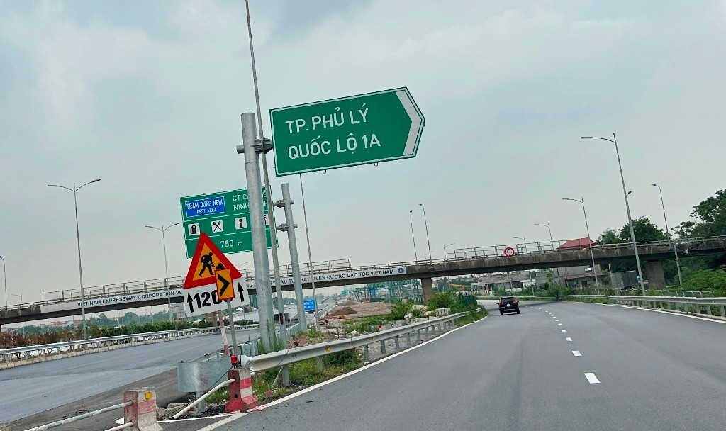 Ngay khi đi hết cao tốc Pháp Vân – Cầu Giẽ (địa phận Hà Nội), người tham gia giao thông gặp ngay biển báo chỉ đi TP Phủ Lý đã không còn trên thực tế nửa tháng nay. 4.jpg