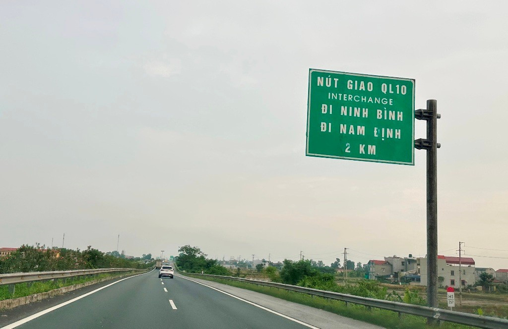 Tiếp đến khi lưu thông trên cao tốc Cầu Giẽ - Ninh Bình, người dân gặp các biển báo chỉ đi các địa danh trong đó có Nam Định không còn tên gọi. 5.jpg