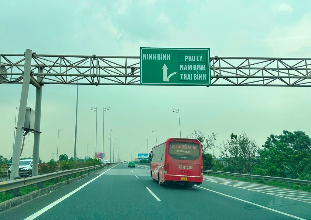 Trong đó có hàng loạt biển báo chỉ về các địa danh không còn ở thực tế, như: TP Phủ Lý, Nam Định, Thái Bình, TP Thanh Hóa, TP.Vinh, H Thiệu Hóa… 2.jpg
