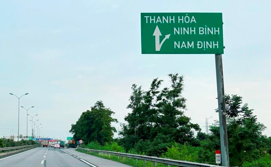 Dọc tuyến cao tốc Bắc Nam đoạn từ Hà Nội về đến tỉnh Thanh Hóa có nhiều biển báo chỉ đến các địa danh sau 1/7 không còn tồn tại. 1.jpg
