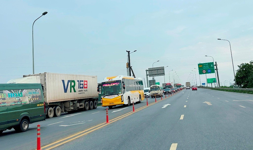 Tuyến cao tốc Bắc Nam từ Hà Nội về đến Nghệ An hiện đang có mật độ giao thông cao, nhiều ý kiến cho rằng, đã nửa tháng các đơn vị hành chính mới đi vào hoạt động, hệ thống biển bảo trên cao tốc, quốc lộ cũng cần có sự điều chỉnh, cập nhật cho phù hợp, đồng bộ. 8.jpg