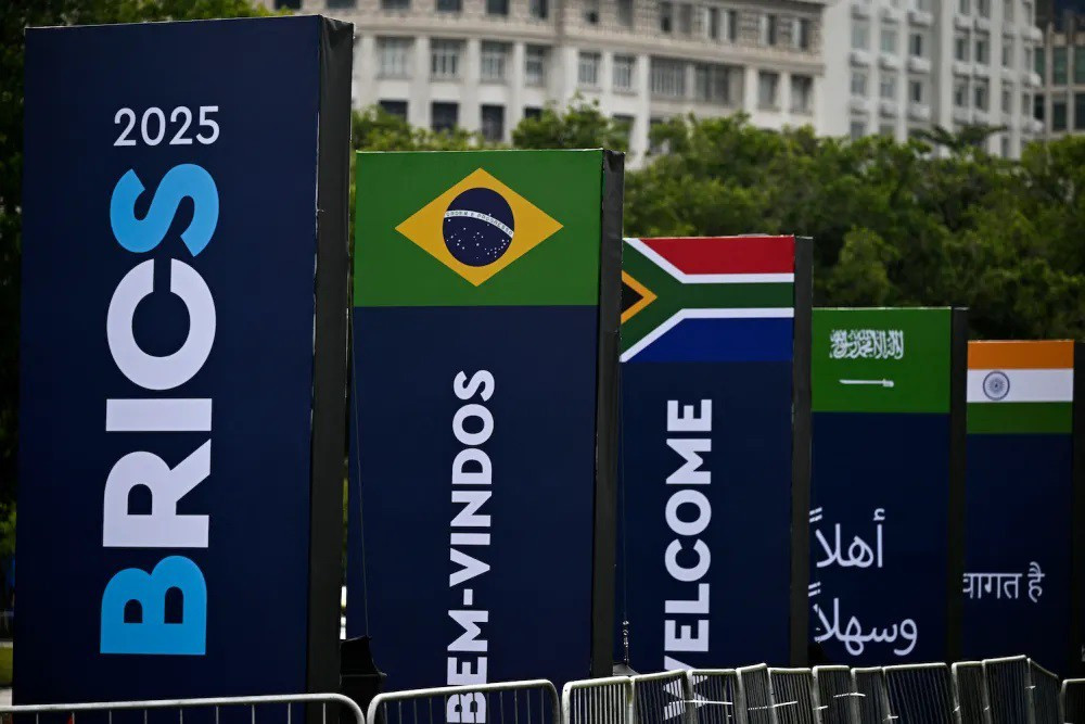 Banner chào mừng các sự kiện BRICS ở thành phố Rio de Janeiro của Brazil tháng 7/2025. Ảnh: Getty Images. 12ca.jpg