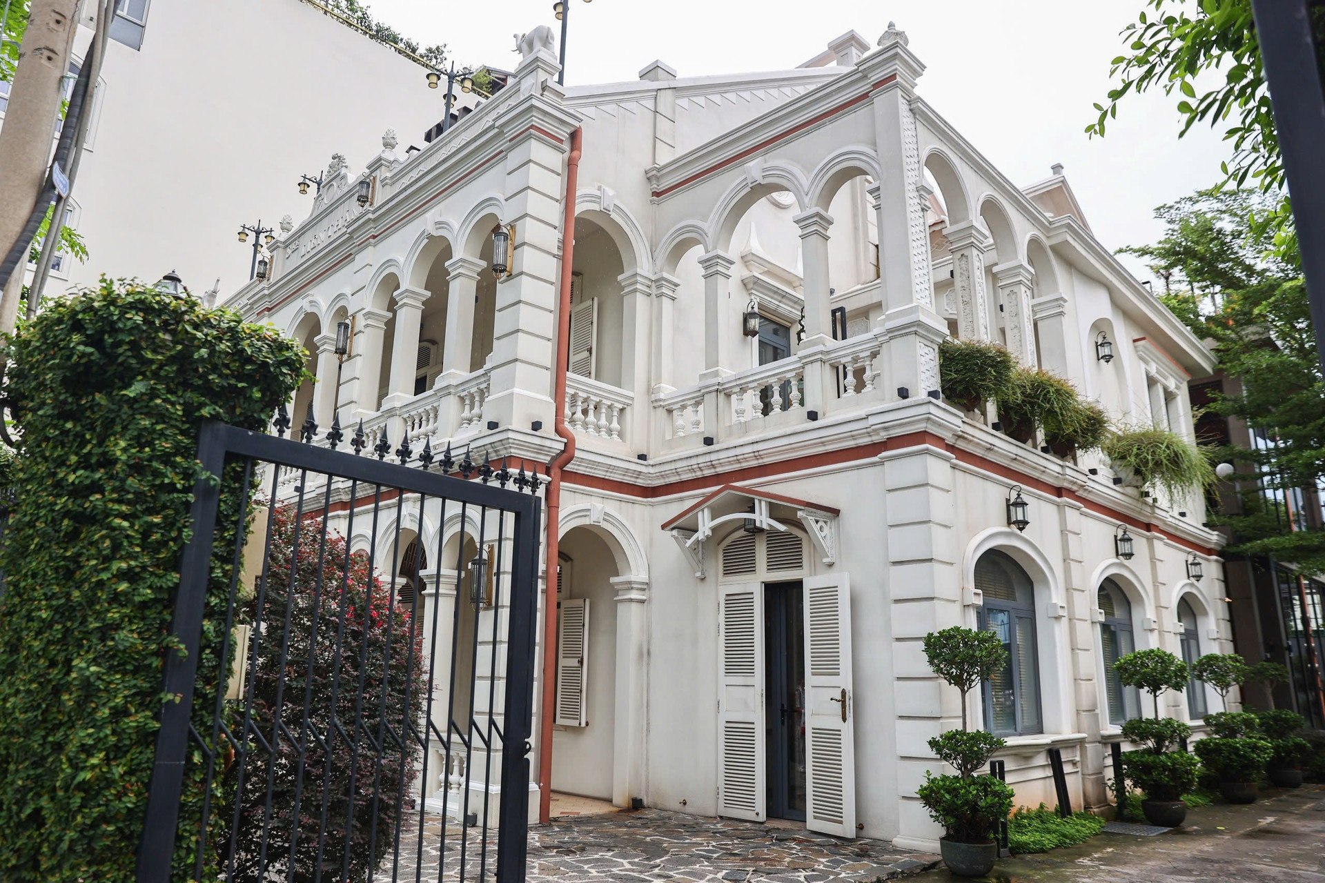 Ngôi nhà cổ hơn 100 tuổi từng là vựa mắm cho toàn vùng, nay lọt thỏm giữa cao ốc triệu đô của bến Vân Đồn- Ảnh 3. Ngôi nhà cổ hơn 100 tuổi từng là vựa mắm cho toàn vùng, nay lọt thỏm giữa cao ốc triệu đô của bến Vân Đồn- Ảnh 3.