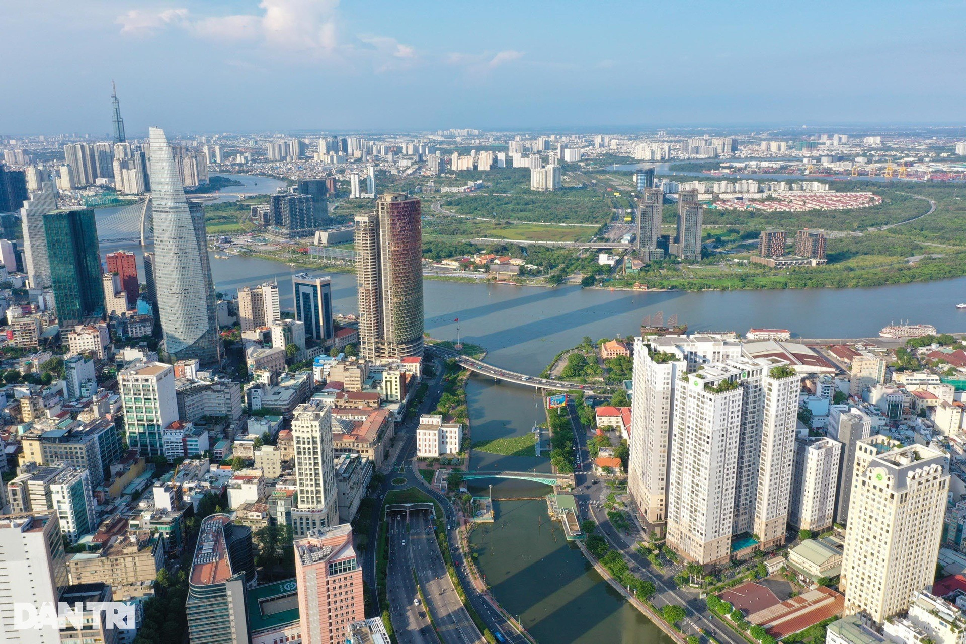 Ngôi nhà cổ hơn 100 tuổi từng là vựa mắm cho toàn vùng, nay lọt thỏm giữa cao ốc triệu đô của bến Vân Đồn- Ảnh 4. Ngôi nhà cổ hơn 100 tuổi từng là vựa mắm cho toàn vùng, nay lọt thỏm giữa cao ốc triệu đô của bến Vân Đồn- Ảnh 4.