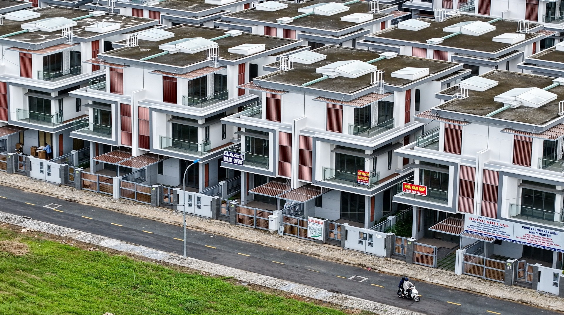 Khu đô thị rộng lớn ở cửa ngõ TP. HCM la liệt biệt thự bỏ hoang: Giá đất tăng đều bất chấp cảnh tiêu điều, ảm đạm- Ảnh 1. Khu đô thị rộng lớn ở cửa ngõ TP. HCM la liệt biệt thự bỏ hoang: Giá đất tăng đều bất chấp cảnh tiêu điều, ảm đạm- Ảnh 1.