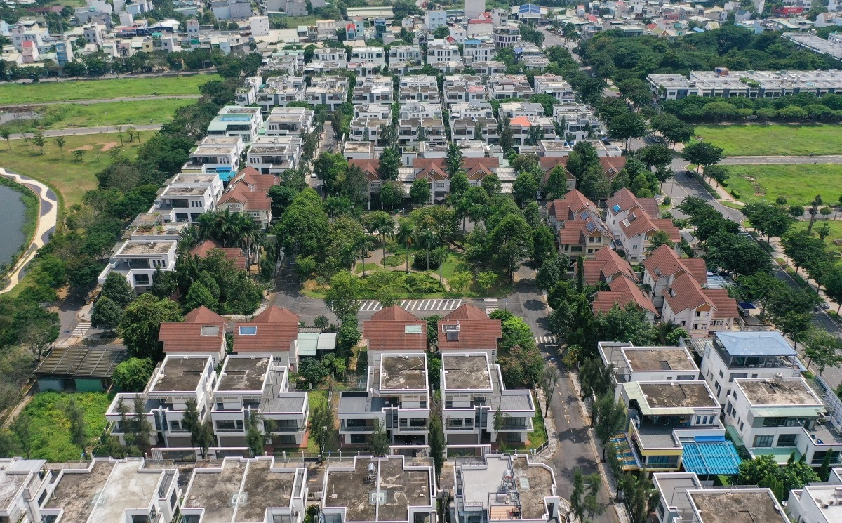 Khu đô thị rộng lớn ở cửa ngõ TP. HCM la liệt biệt thự bỏ hoang: Giá đất tăng đều bất chấp cảnh tiêu điều, ảm đạm- Ảnh 2. Khu đô thị rộng lớn ở cửa ngõ TP. HCM la liệt biệt thự bỏ hoang: Giá đất tăng đều bất chấp cảnh tiêu điều, ảm đạm- Ảnh 2.