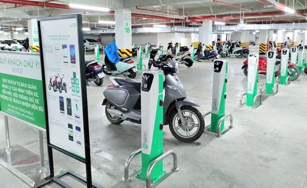 Hà Nội cấm xe máy xăng từ vành đai 1: Dự báo thị trường thiết bị sạc, pin xe điện
