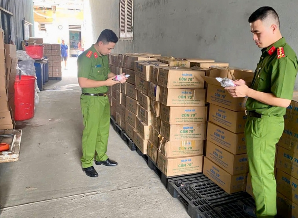 Khám xét, tịch thu gần 16.000 chai cồn giả trong đường dây do nguyên Phó Chủ tịch UBND thị trấn trực tiếp điều hành - ảnh 1